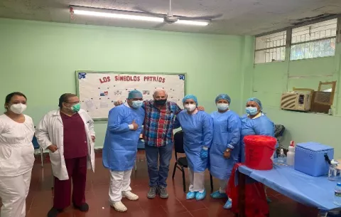 Expresidente Ricardo Martinelli recibe la segunda dosis de la vacuna contra la covid-19