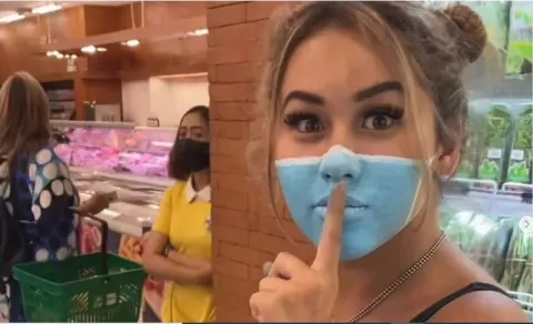 Indonesia quiere deportar a dos 'youtubers' por una broma con una mascarilla falsa