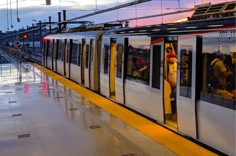Piden a ciudadanos no hablar en el metro para no propagar el coronavirus