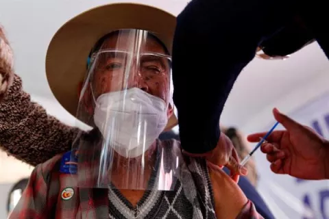 México acelera vacunación de adultos mayores tras escándalo por jeringa vacía 