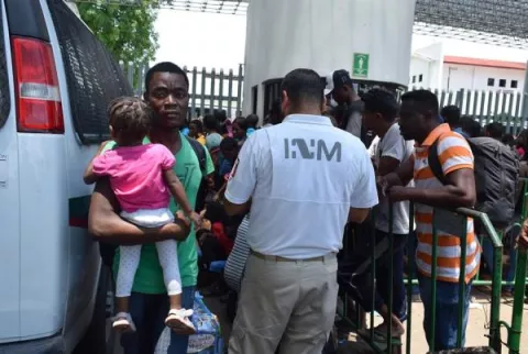 Rescatan a 136 migrantes, 19 de ellos menores, en centro de México
