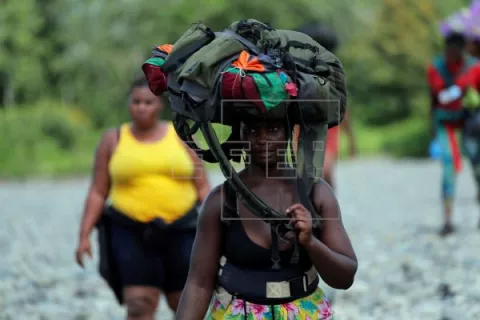 Más de 10 mil migrantes esperan en frontera colombiana para ingresar a Panamá