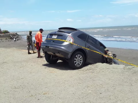 Conductora por poco cae por muro de piedras en playa Monagre 