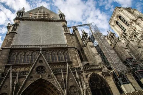 Un bosque de andamios envuelve los muros de Notre Dame, a dos días del segundo aniversario del incendio