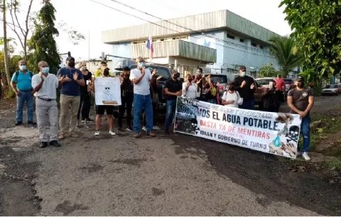Residentes de El Llano en Arraiján protestan en las inmediaciones del Idaan