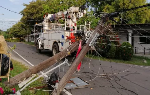 Camión choca con postes del tendido eléctrico y deja sin luz a Chame