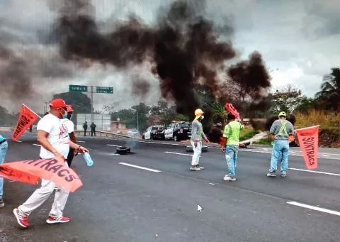 Miembros del Suntracs cierran la autopista Arraiján-La Chorrera, exigen reactivar obras  