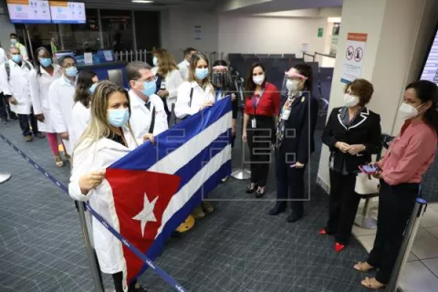 Panamá extiende permanencia de 122 médicos especialistas cubanos para combatir la covid-19