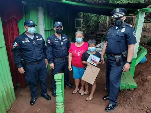 Policía Nacional entrega tabletas a niños de escasos recursos económicos en Chiriquí
