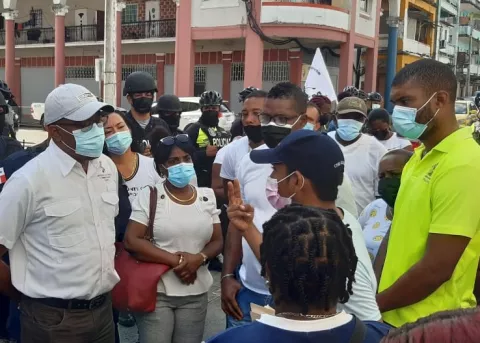 Miembros del Movimiento 9 de Enero protestan frente a la Gobernación de Colón