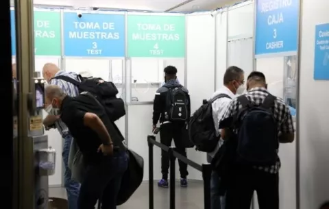 Refuerzan estrategia para aplicar pruebas de la covid-19 a viajeros provenientes de Sudamérica  