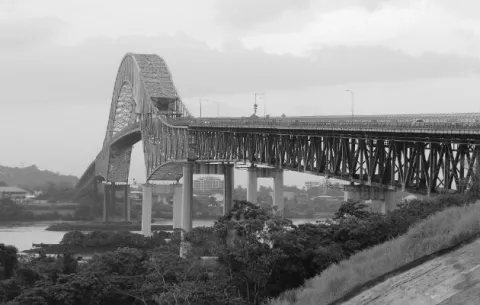 Sobre el Puente de las Américas