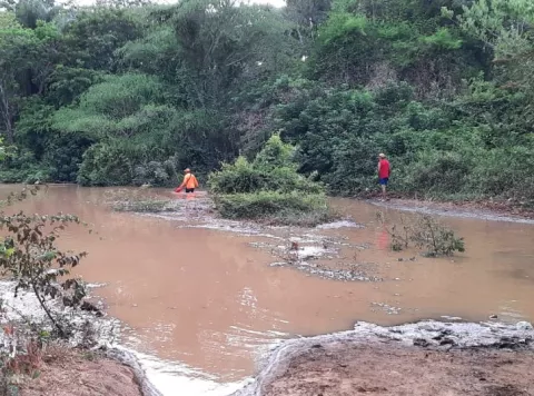 Sinaproc rescata a 70 agricultores atrapados por crecida del río Grande en Penonomé   