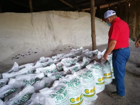 Mida compra sal cruda a la Cooperativa Marín Campos de Aguadulce para el Plan Sequía 