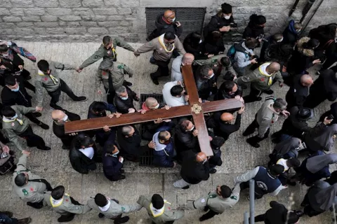 Un vía crucis concurrido conmueve a una Jerusalén apagada por la pandemia