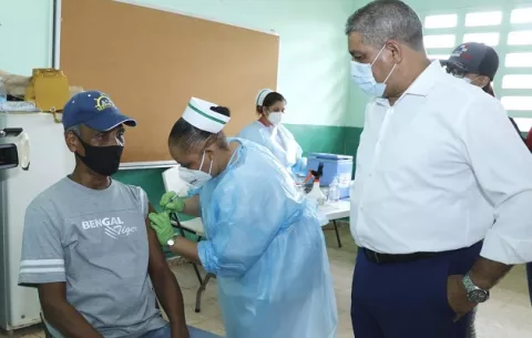 Ministro Luis Sucre: 'No hemos firmado ningún compromiso con Johnson &amp; Johnson'