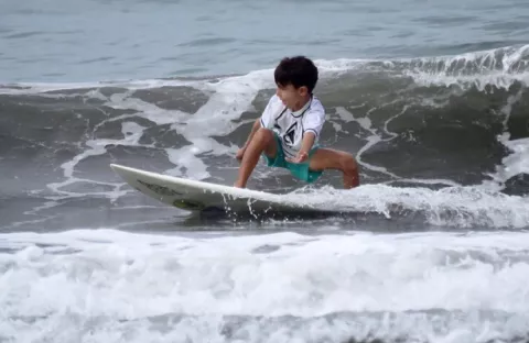  Marie Droz, Elliot Perrochon, Belén Elizondo con buena tarde en el surf infantil y juvenil 