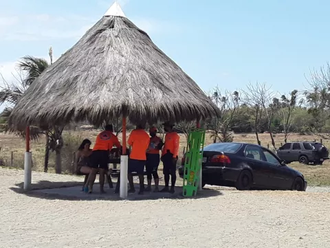 Autoridades gestionan que surfistas apoyen en rescates acuáticos en las playas de Pedasí