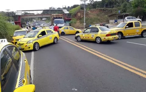 Taxistas advierten manifestaciones en contra de la medida de circulación 'par y non'