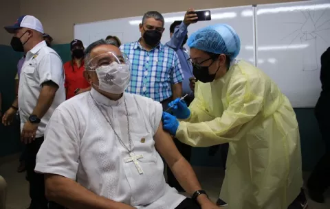 Monseñor José Domingo Ulloa recibe la primera dosis de la vacuna de Pfizer contra la covid-19