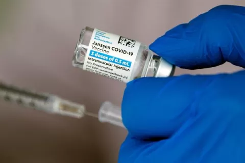 Aumentan a 15 los casos confirmados de trombosis en mujeres vacunadas con J&J en Estados Unidos