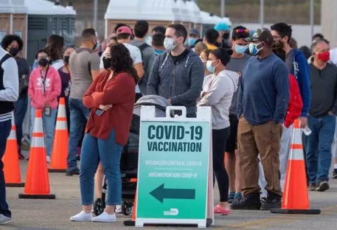 Ciudad de Miami-Dade da marcha atrás a la oferta de vacunas a turistas
