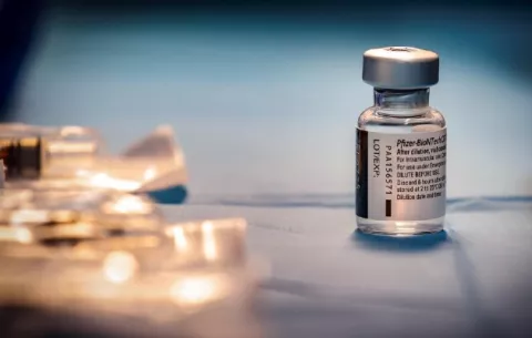 Pfizer no descarta una tercera dosis para completar inmunización contra la covid-19