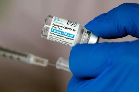 Johnson & Johnson asumirá control de planta que dañó millones de dosis de vacuna contra la covid-19