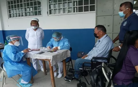 No negarán vacunas contra la covid-19, pero piden a residentes del 8-7 acudir el día de su cita