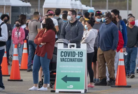 Gran afluencia a centro de vacunas contra la covid-19 en Miami, en primer día sin límite de edad