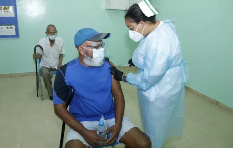 Panamá espera vacunar contra la covid-19 unos 350 mil pacientes que padecen de enfermedades crónicas 