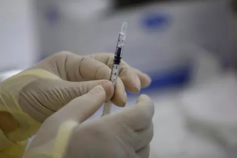 La EMA registra casos de trombos, tras vacunar con Pfizer y Moderna, pero 'no hay preocupación'