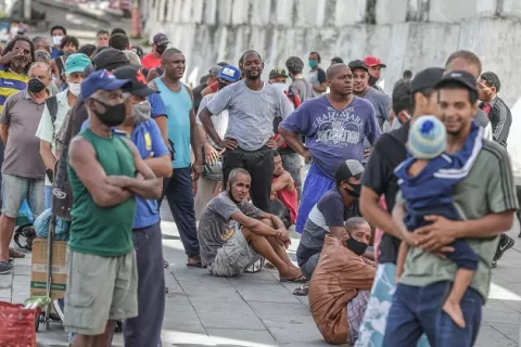 Variante brasileña de la covid-19 podría ser más transmisible y evadir la inmunidad previa