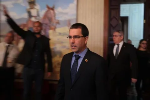 Venezuela rechaza que Estados Unidos y Reino Unido bloqueen fondos para comprar vacunas