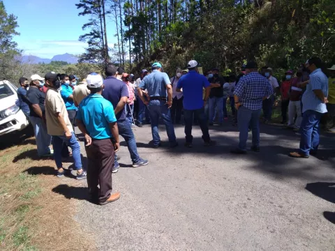 Moradores de El Chumical en Veraguas protestan para exigir una carretera asfaltada