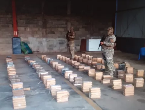 Senan captura a tres extranjeros y decomisa 707 paquetes de presunta droga en persecución por Punta Burica  
