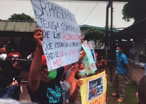 Familiares de taxistas veragüenses encadenados protestan en San Francisco de la Montaña 