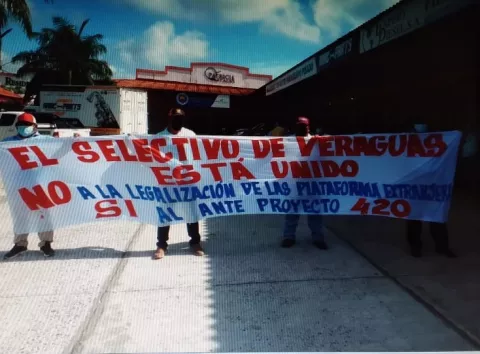 Taxistas protestan frente a la sede regional de la ATTT en Santiago de Veraguas 