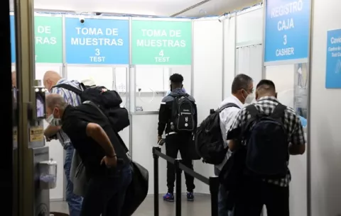 Viajeros  dan información falsa sobre resultados negativos de covid-19 y lugar de ubicación