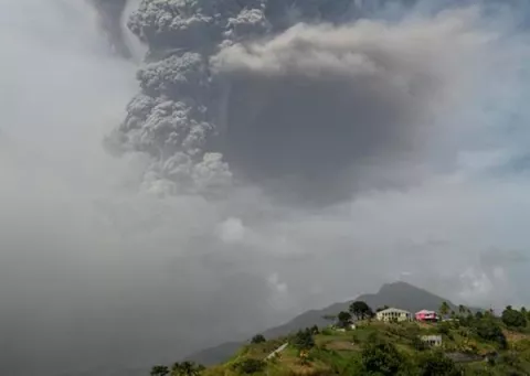 Advierten del grave peligro del volcán La Soufriere en San Vicente y Granadinas