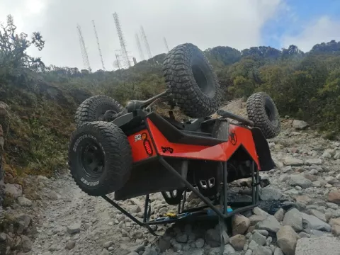 Se vuelca vehículo modificado en el Parque Nacional Volcán Barú 
