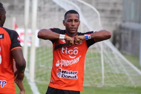 Nicolás 'Yuyu'  Muñoz máximo goleador en la historia de El Salvador: 'Día inolvidable para mí'