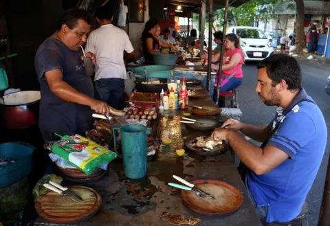 Expertos piden prohibir uso de grasas trans en alimentos en América Latina