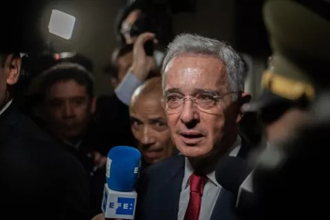 Twitter oculta un tuit de Álvaro Uribe por incitar a la violencia en Colombia