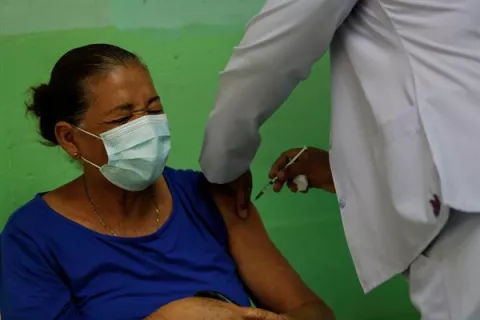 Panamá recibe un nuevo lote de 204,000 dosis de la vacuna AstraZeneca contra la covid