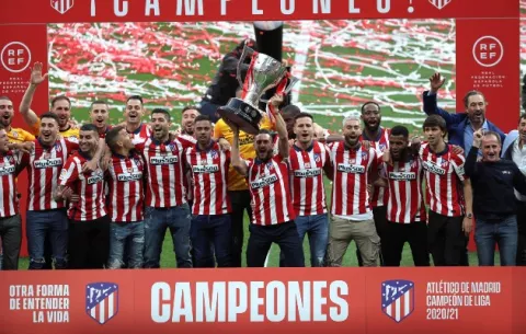 El Atlético de Madrid recibe la copa de campeón de Liga 2020-21