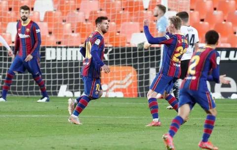 ¡No fallan! Barcelona remonta ante Valencia y sigue la batalla por el título de la Liga