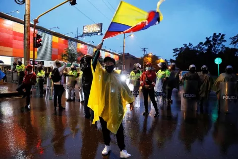 [VIDEO] ¿Qué está pasando en Colombia? Incendiaron puesto policial con agentes dentro