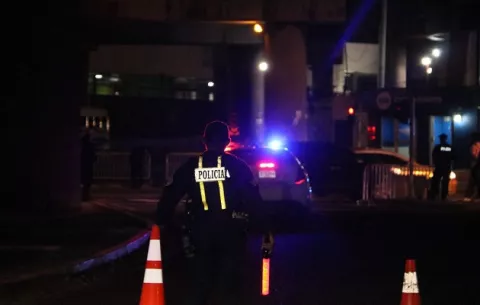 Se van al casino y dejan a sus hijos solos dentro de un auto en la Cabima