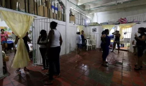 Privadas de libertad reciben sus alimentos en tanques de plástico